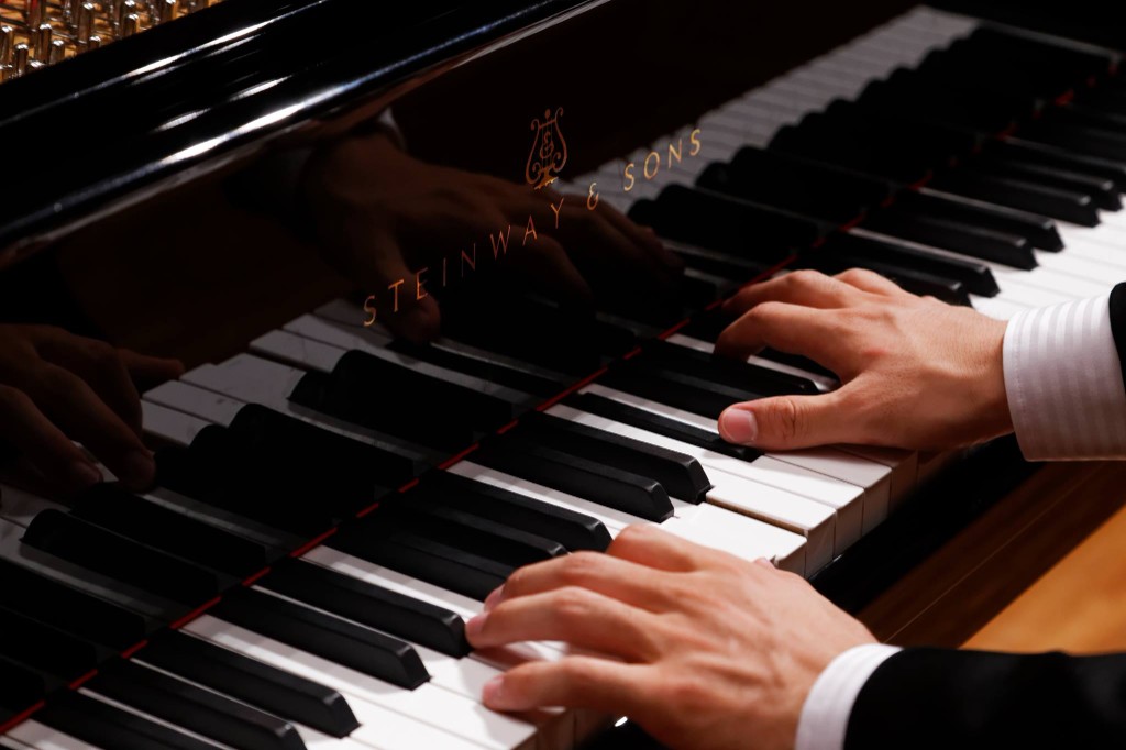 Mains de Keigo Mukawa sur un piano Steinway